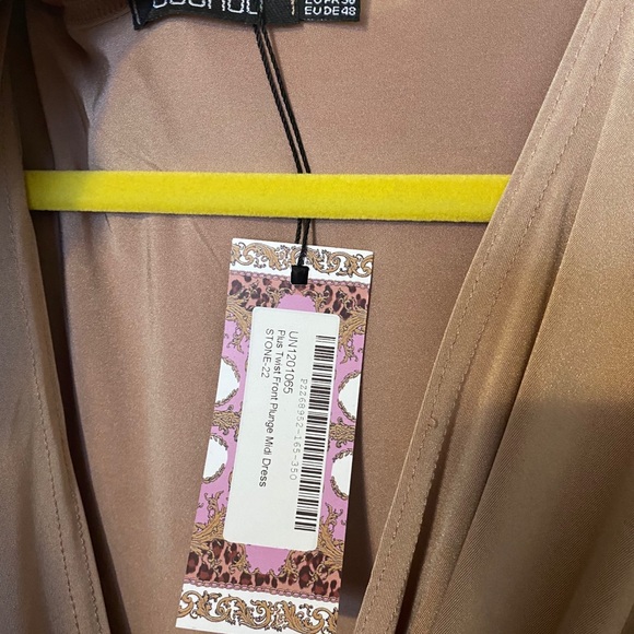 Boohoo Plunging Midi Dress - Picture 4 of 5